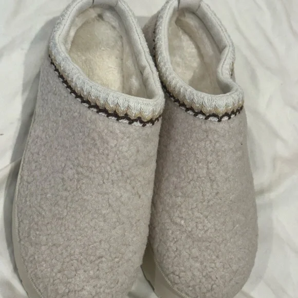 Cozy Slip-On Sherpa Mules in Light Beige - Picture 2 of 4